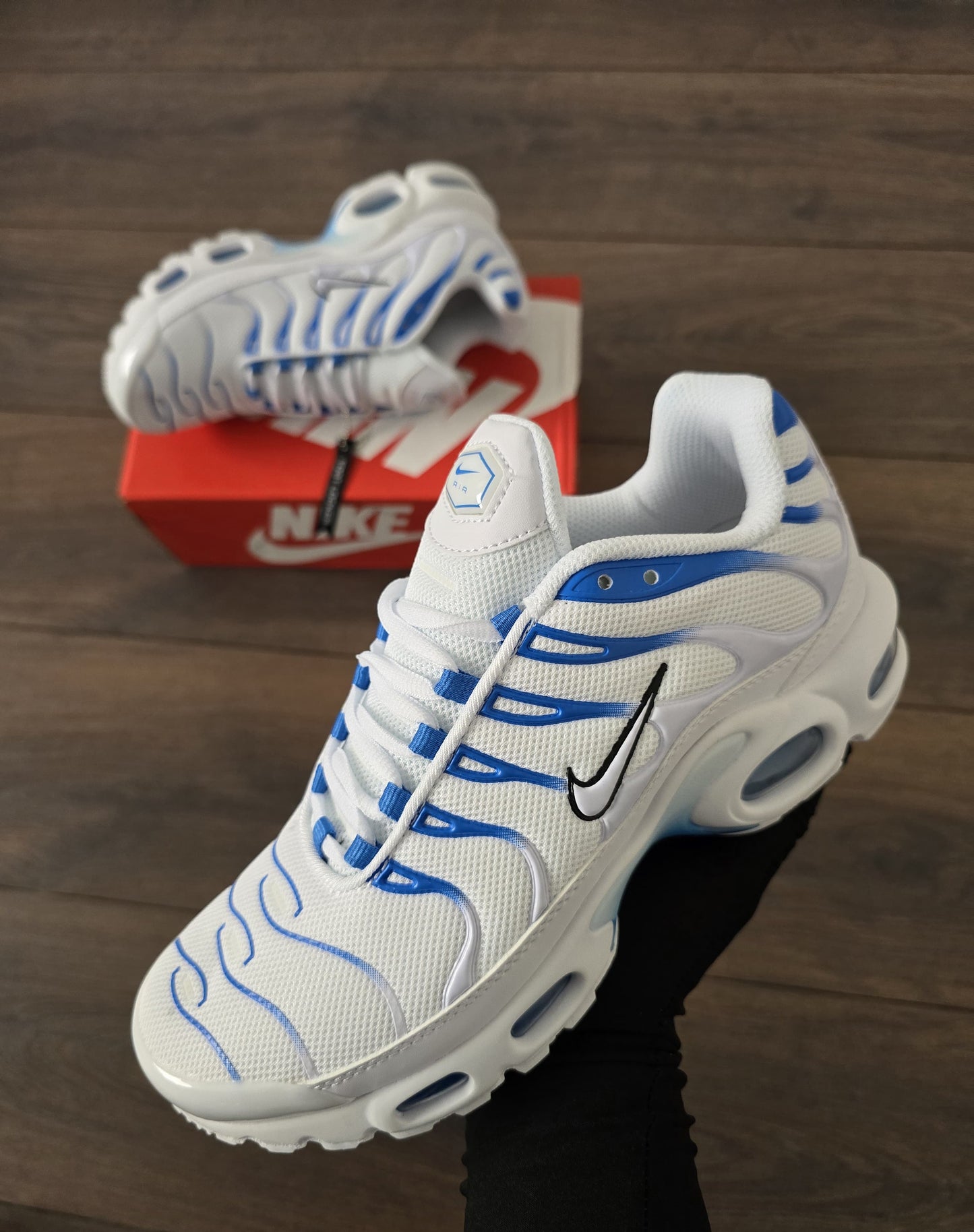 Tn blanca líneas azules