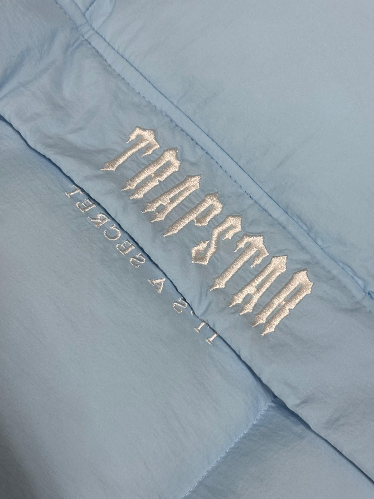 CHAQUETA TRAPSTAR azul claro logo blanco