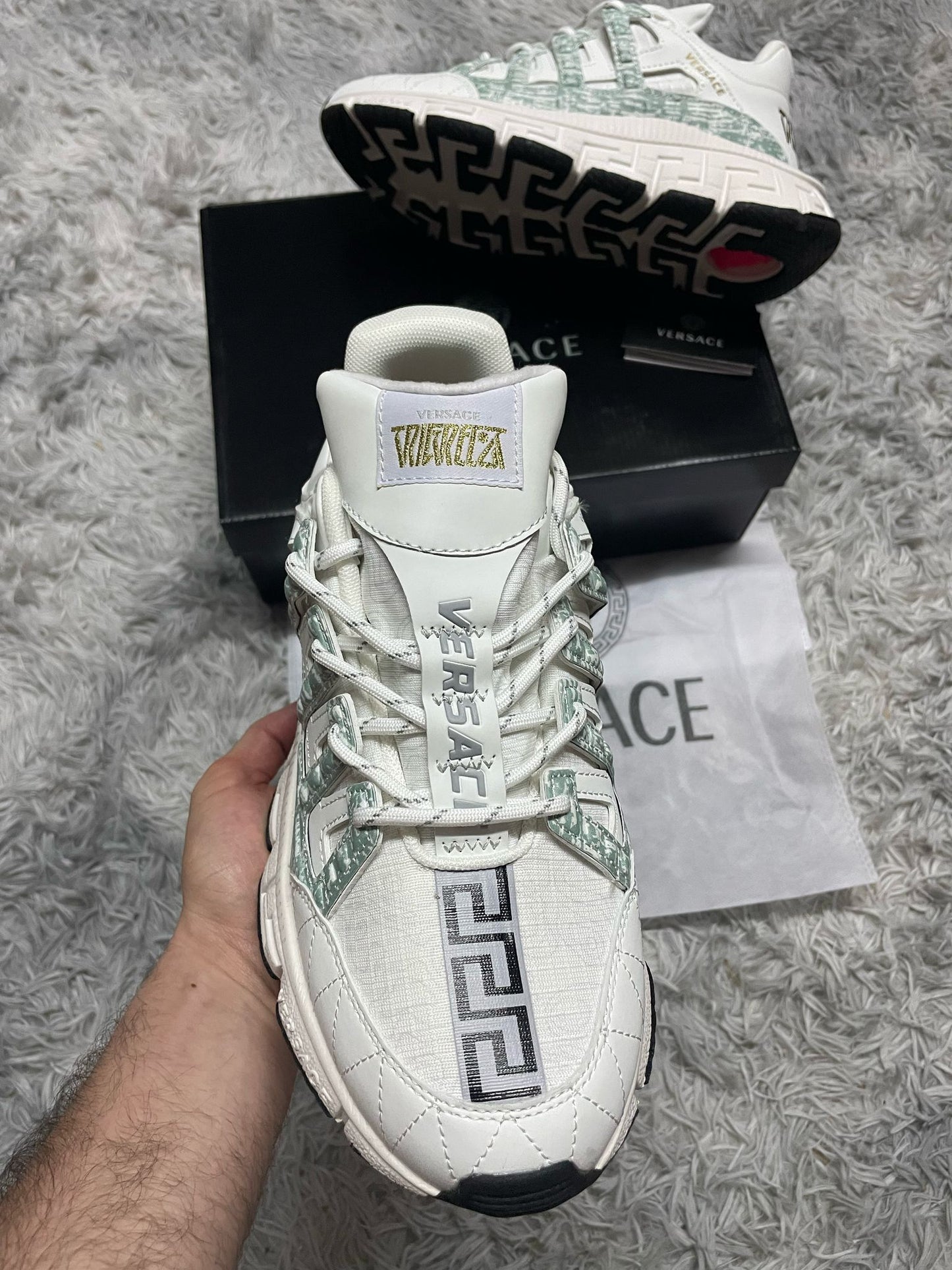 Versace chain blancas detallles verdes