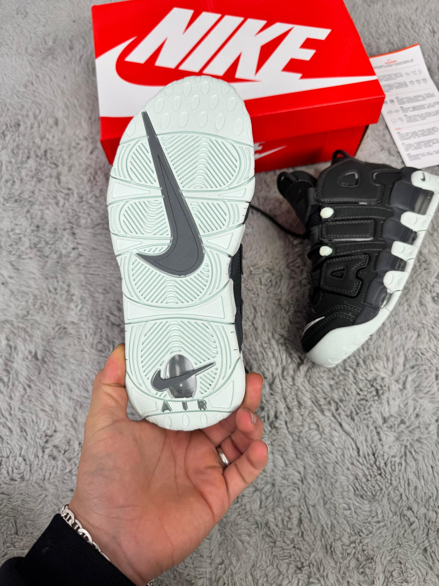 NIKE UPTEMPO NEGRO LOGO NEGRO DETALLES GRISES