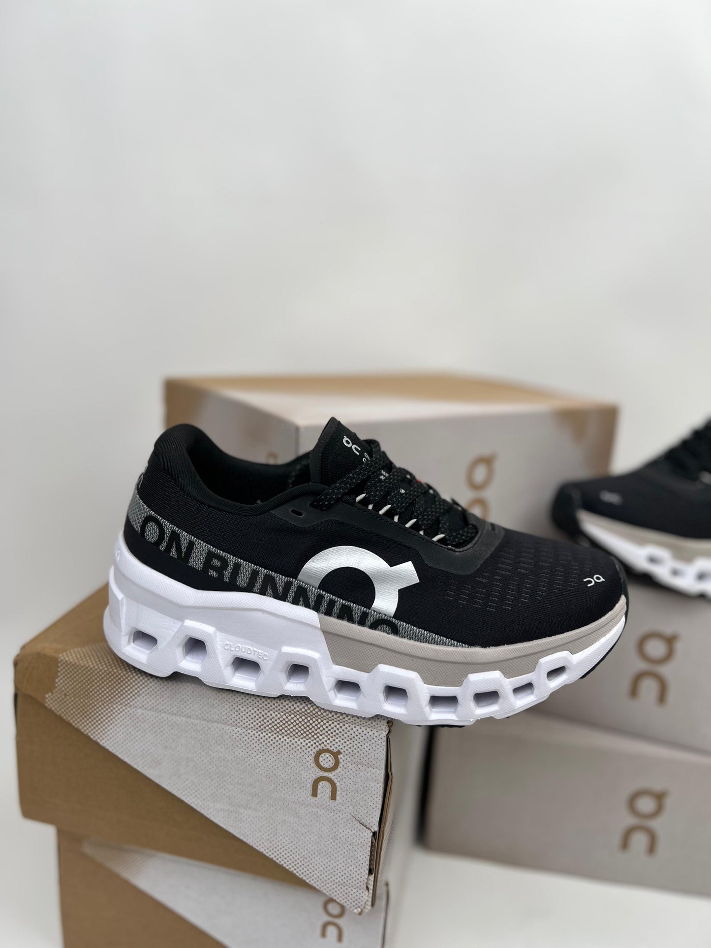 Zapatillas On Running Cloudmonster 2 negras logo blanco