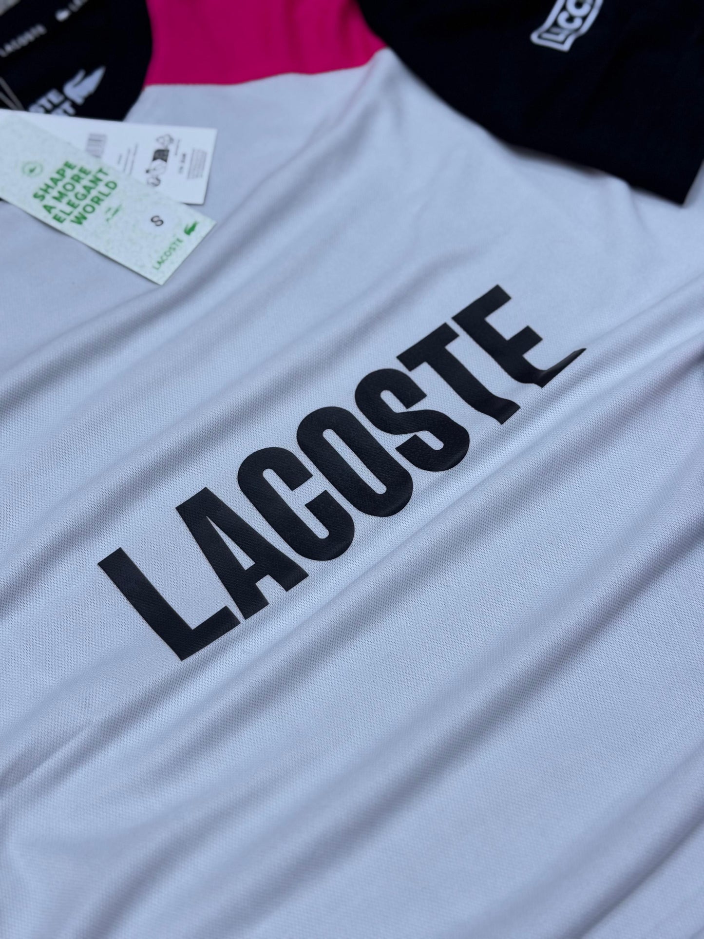 Conjunto corto lacoste blanca logo negro detalles rosas