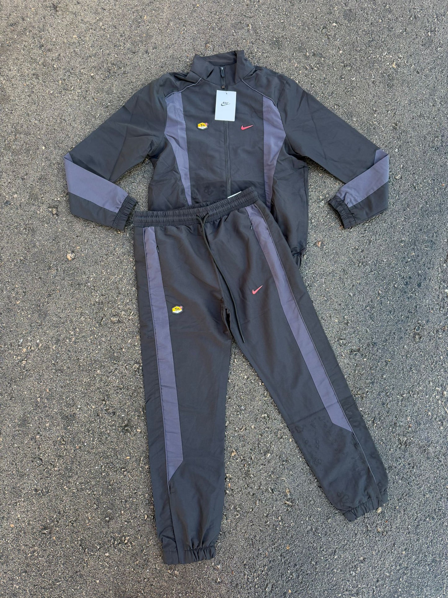 Chandal nike negro y gris logo rojo contorno negro