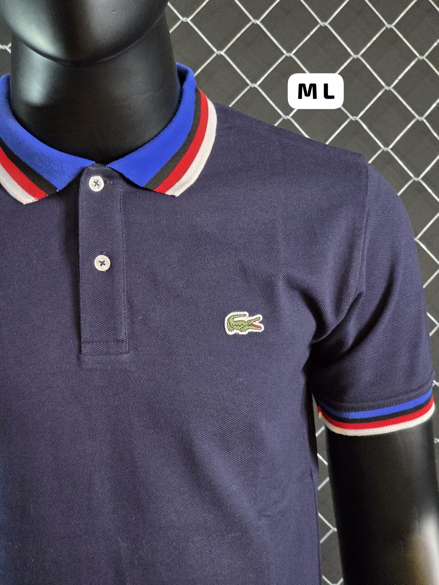 Polo Lacoste azul marino detalles rojos y azules