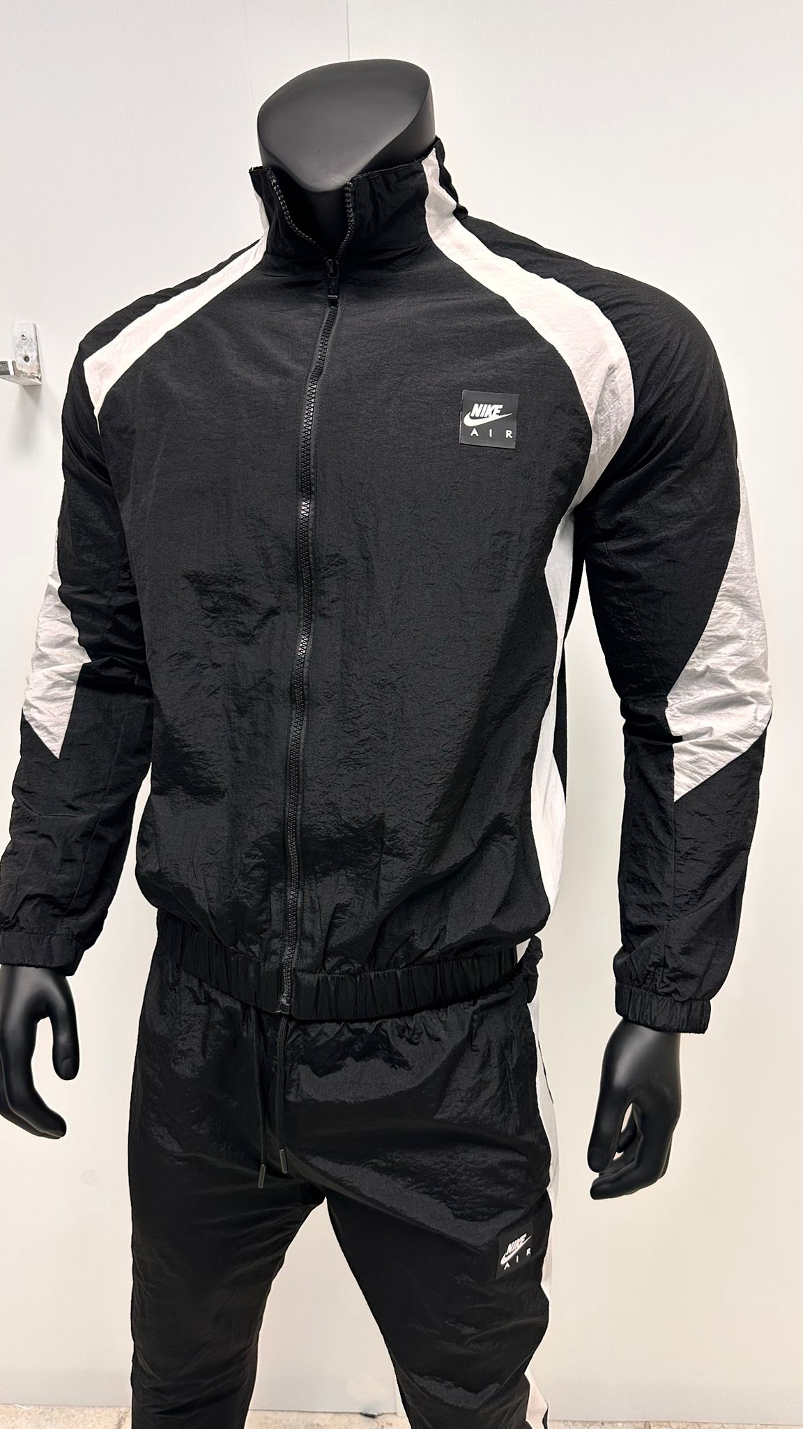 Chandal nike negro logo blanco y negro logo grande en espalda