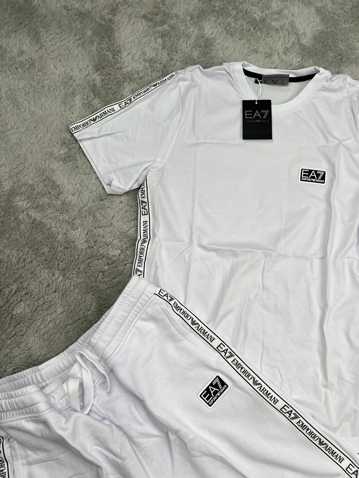 Conjunto corto armani blanco logo negro detalles blancos