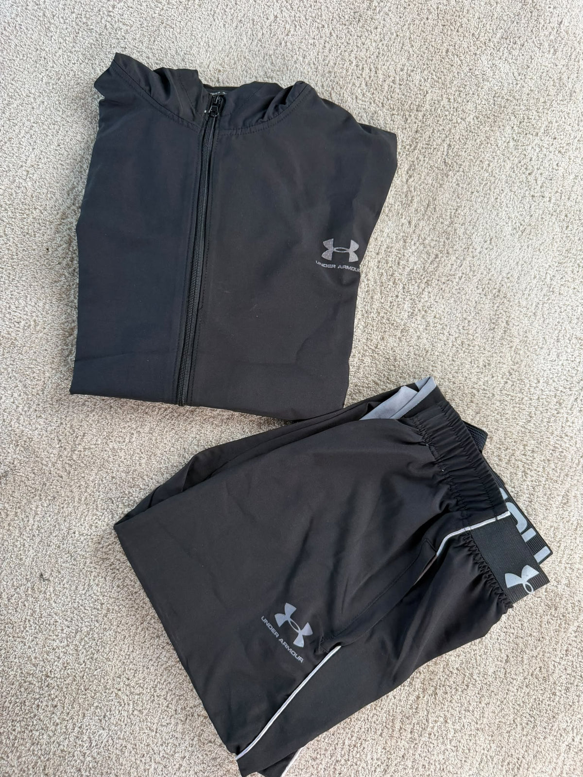 Chandal Under Armour negro logo gris