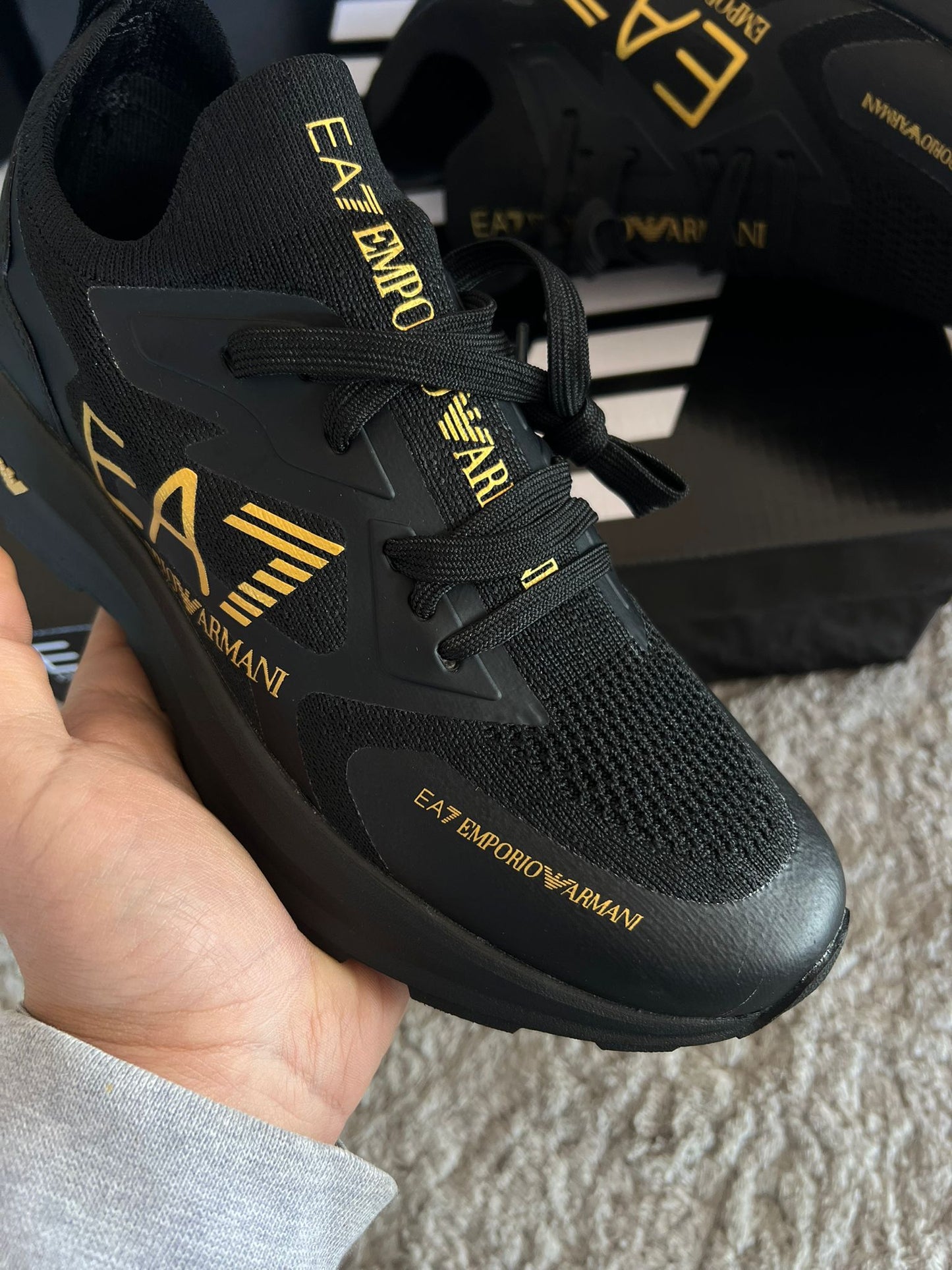 Armani negras logo dorado