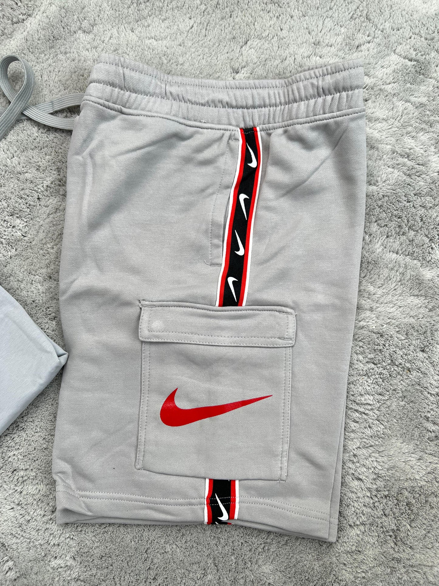 Conjunto corto gris nike logo rojo