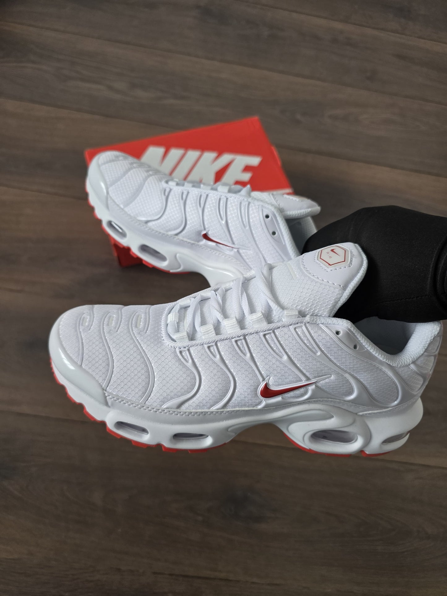 Tn blanca logo rojo