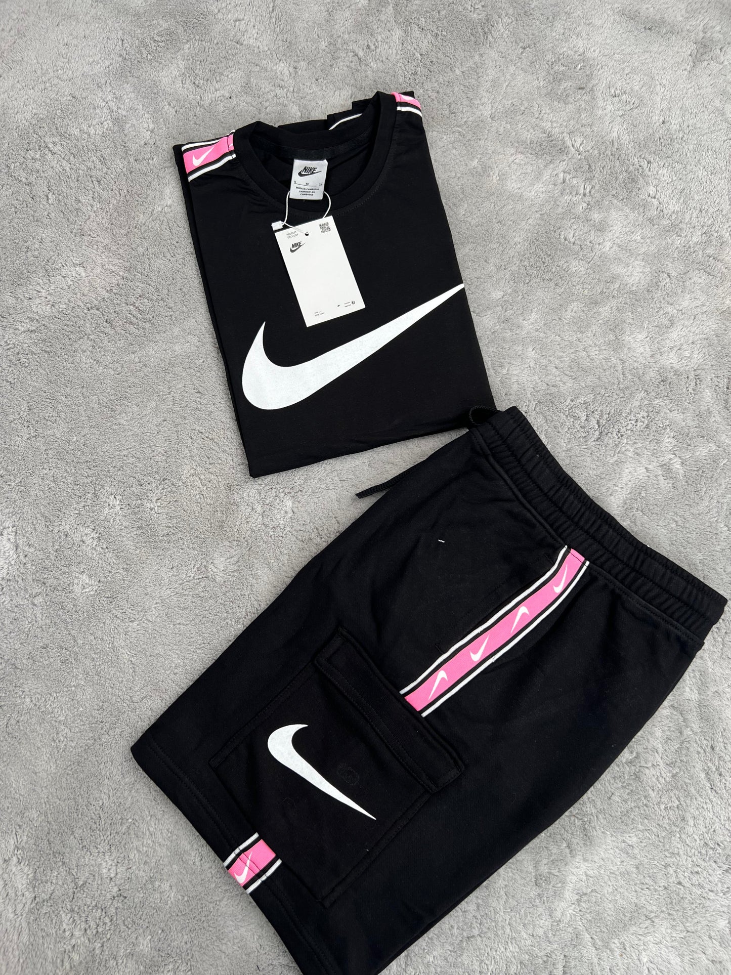 Conjunto corto negro nike logo blanco detalles rosas