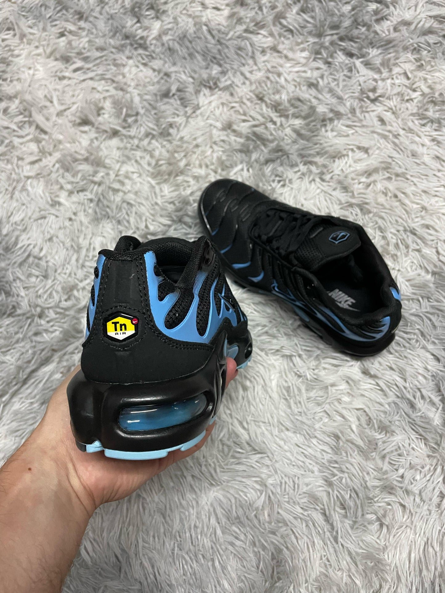 TN NEGRAS LOGO NEGRO CONTORNO AZUL DETALLES AZULES