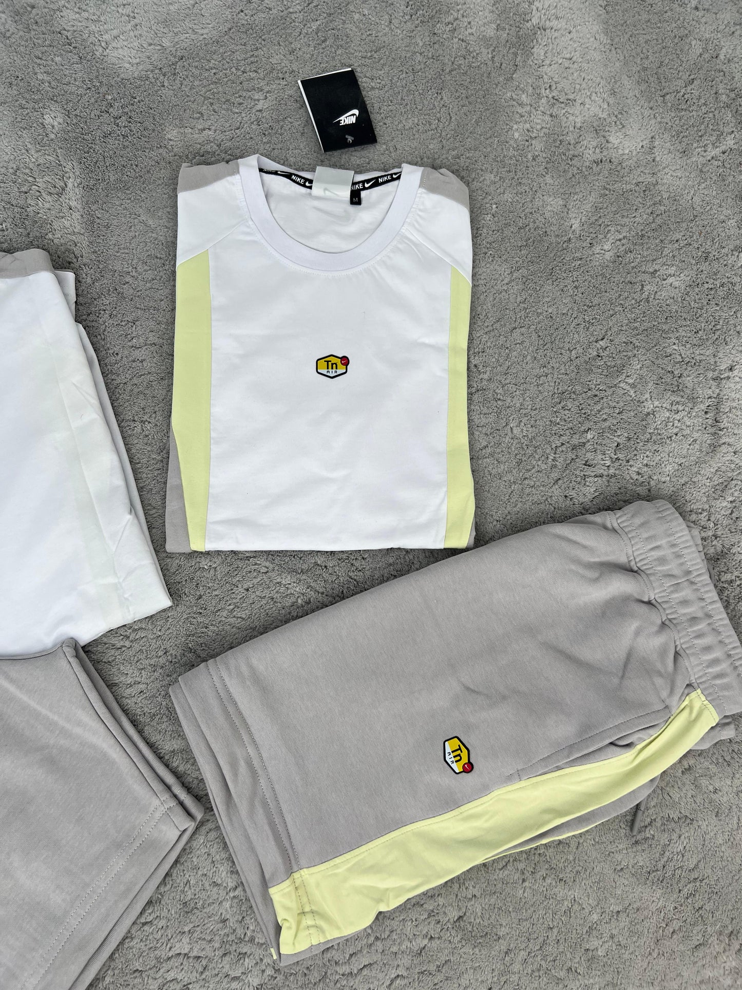 Conjunto corto nike tn blanco y gris logo amarillo y negro