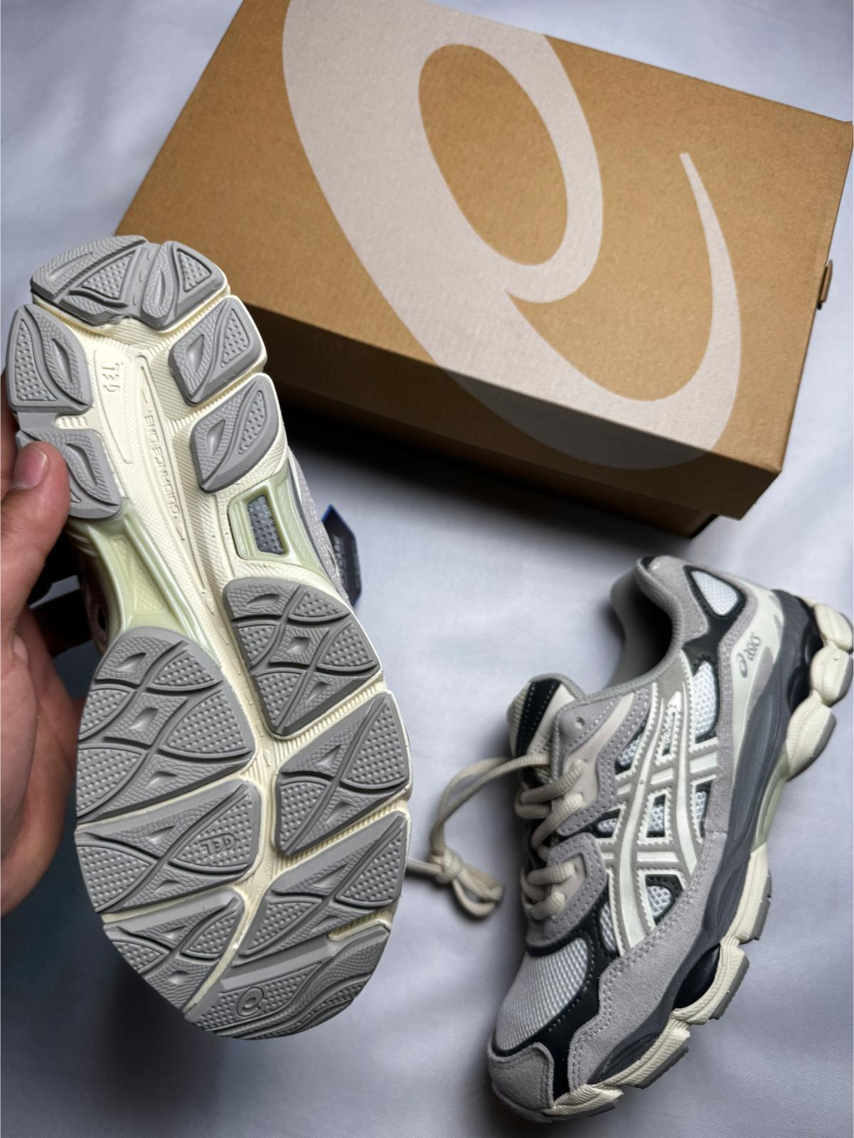 Asics beige detalles grises