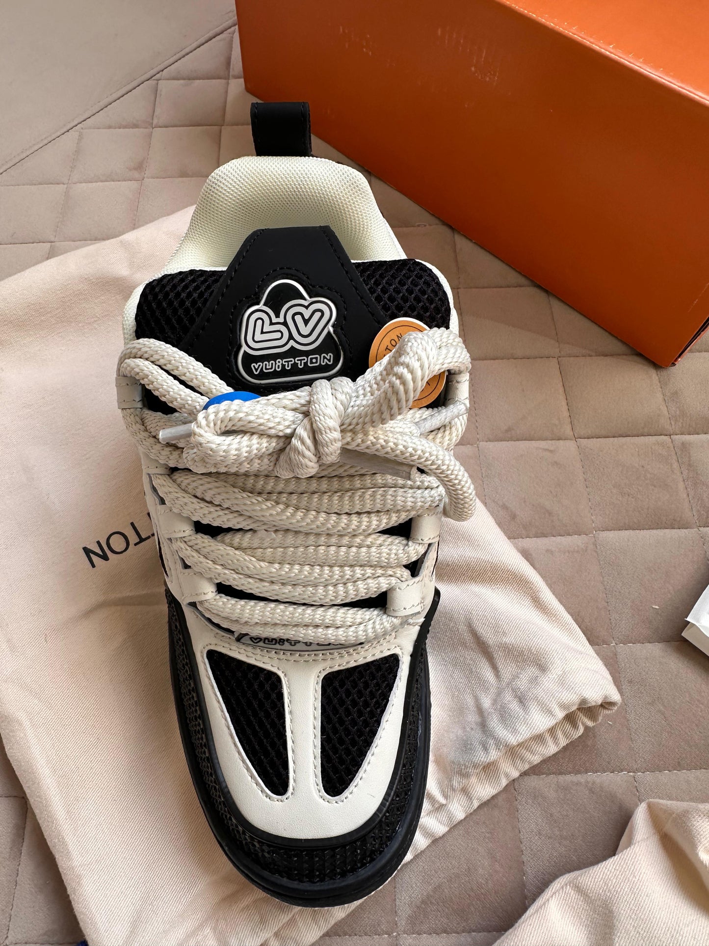 LV SKATE NEGRAS Y BLANCO