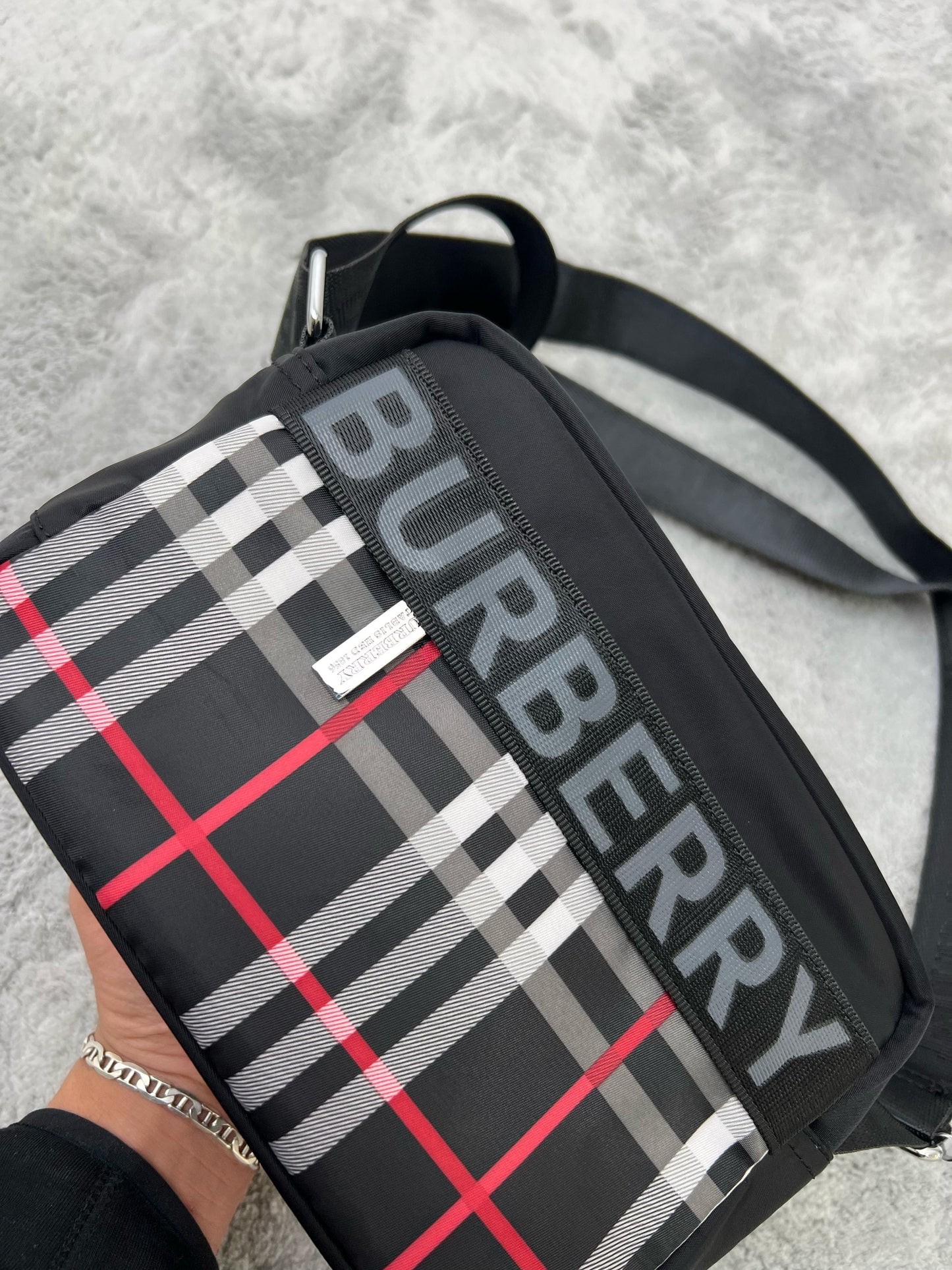 BANDOLERA burberry negra logo gris