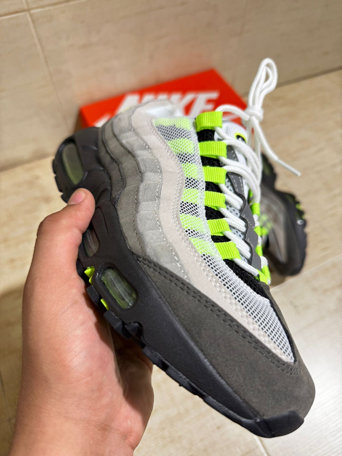 Air max 95 grises logo fluor