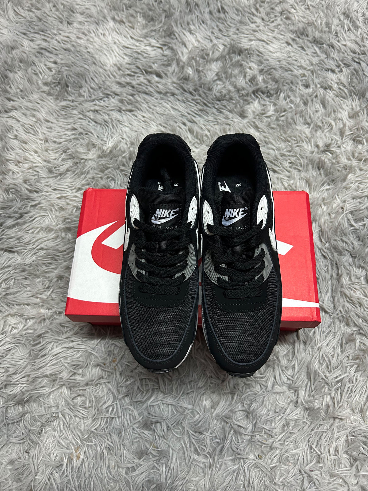 AIR MAX 90 negras logo blanco detalles grises