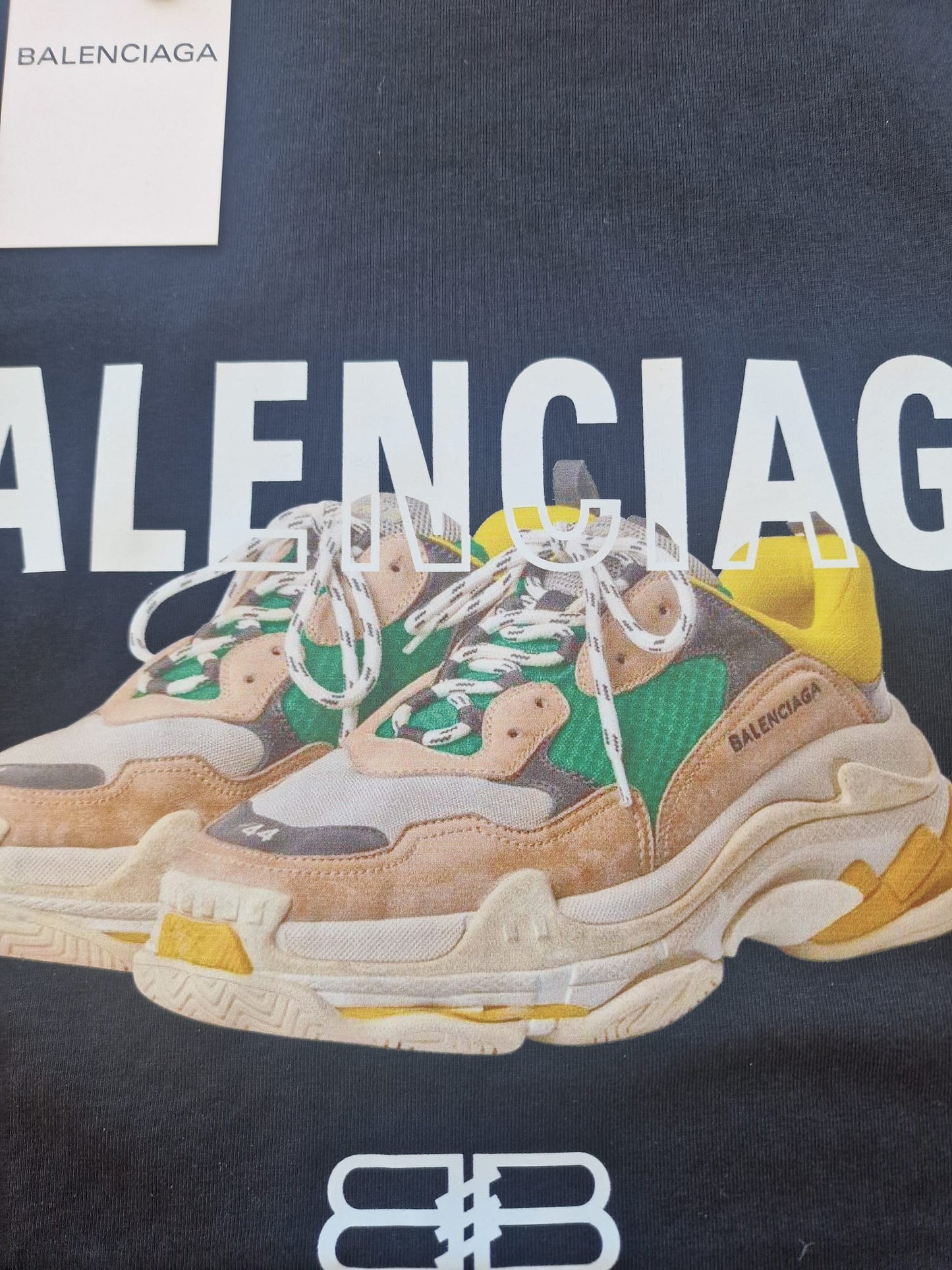 Camiseta balenciaga negra logo blanco zapatos