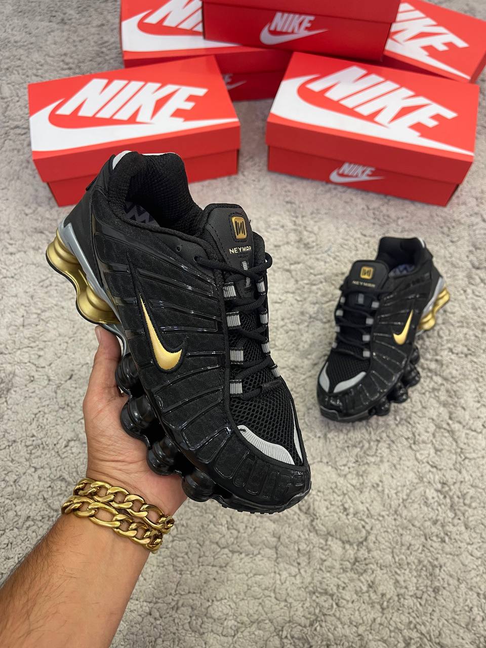 Shox negras x Neymar logo dorado detalles grises plateados
