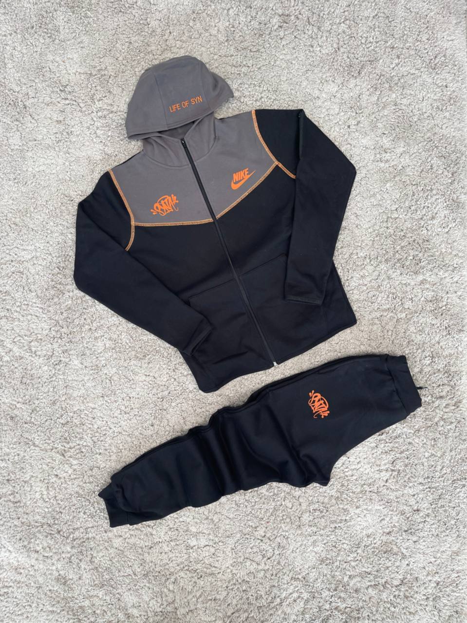 CHANDAL NIKE X CENTRAL CEE NEGRO Y GRIS LOGO NARANJA
