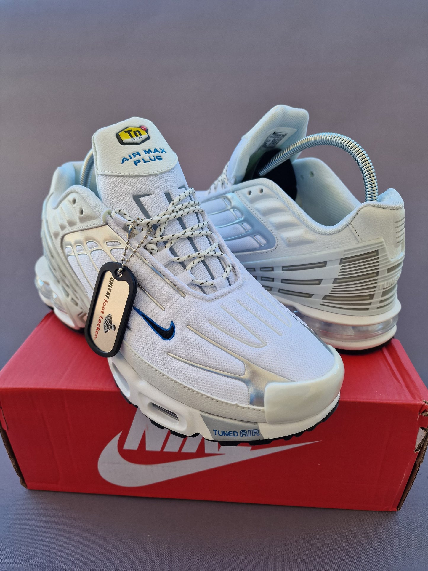 Nike tn tunned blancas y grises logo negro contorno azul