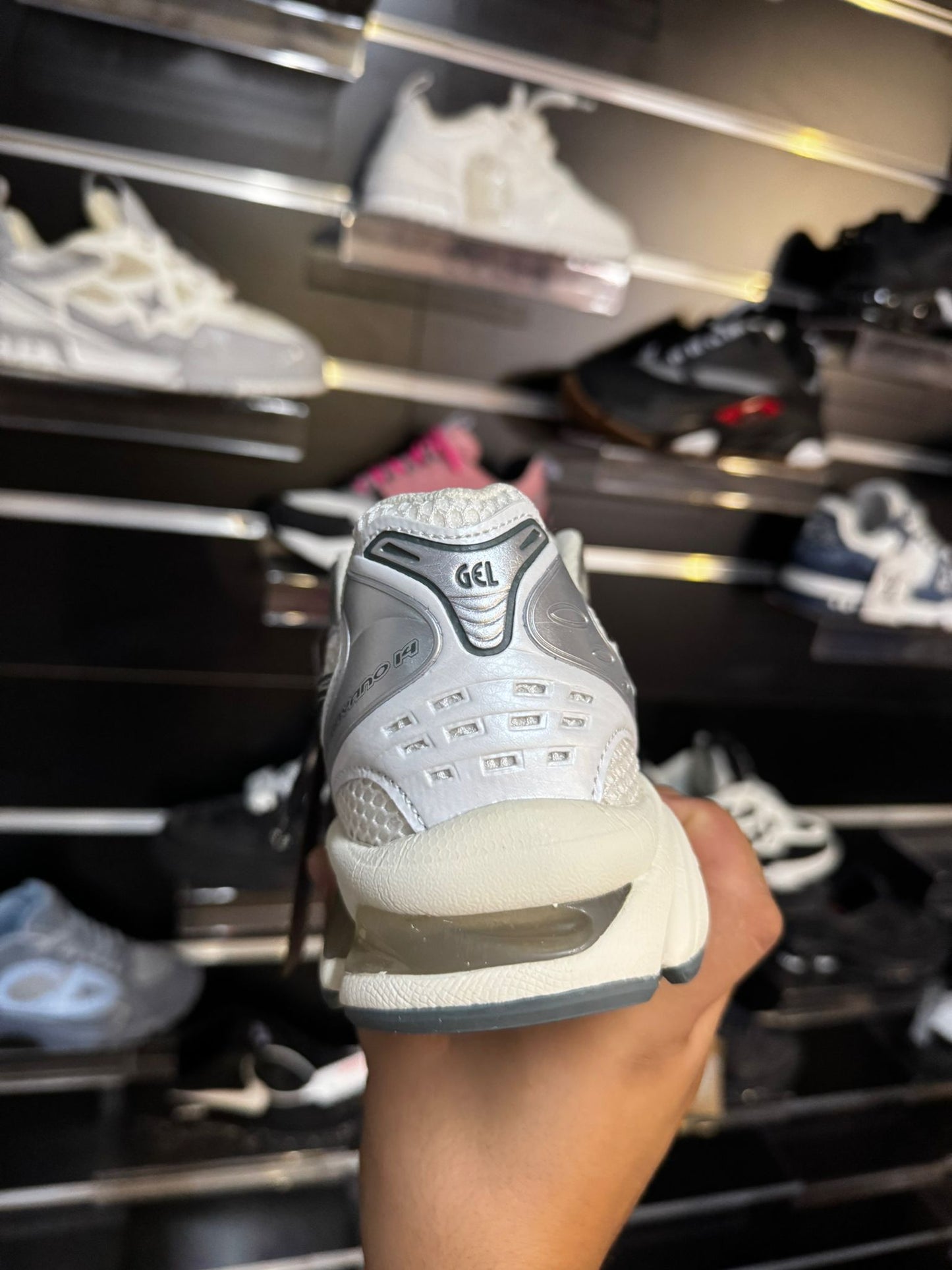 Asics blancos logo verde detalles grises