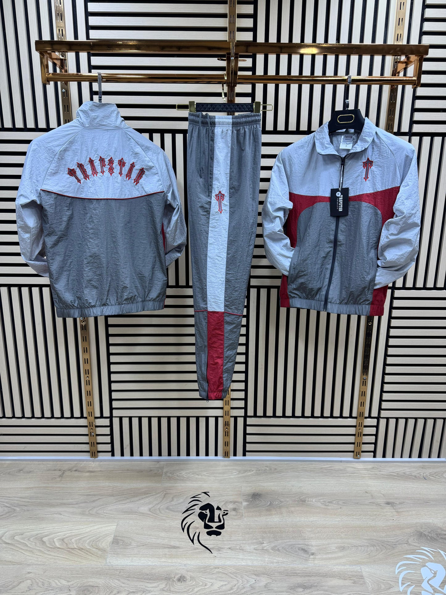 Chandal trapstar gris y blanco logo rojo