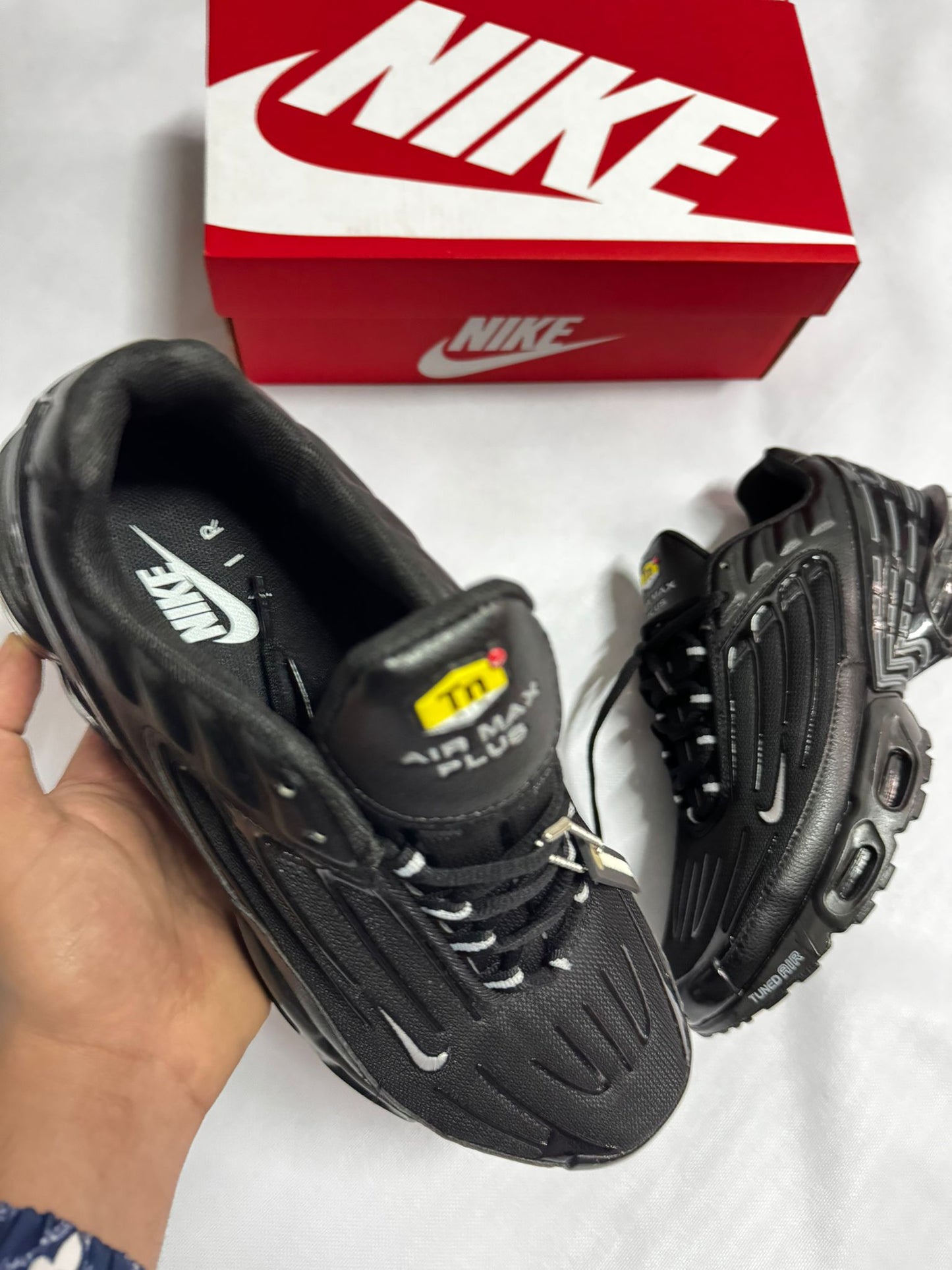 TN Tunned negras detalles grises logo blanco