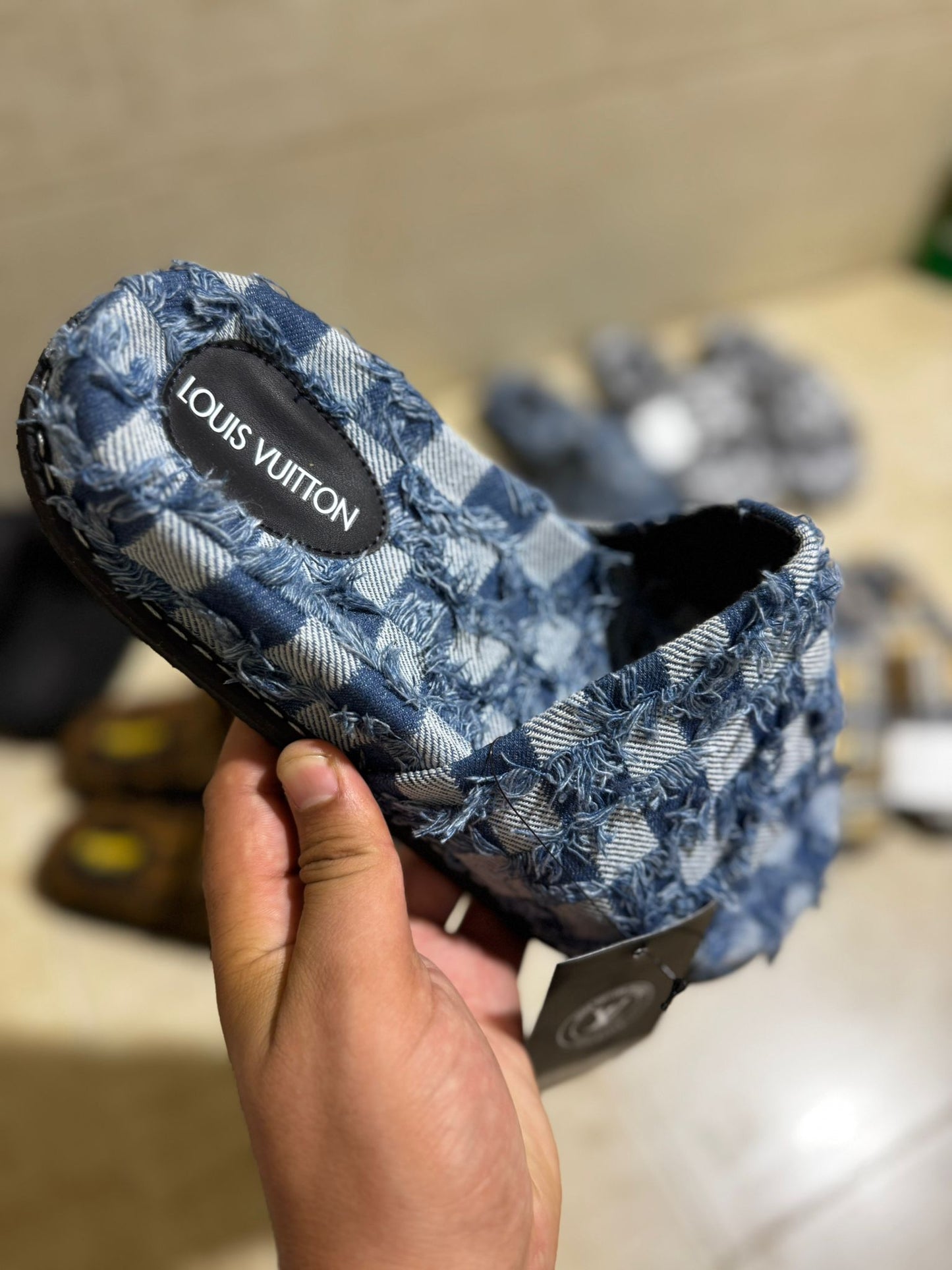 Chanclas LV gris azul y blanco