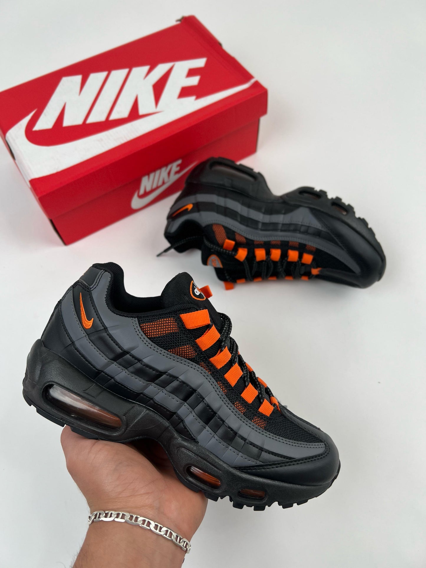 Air max 95 gris logo naranja