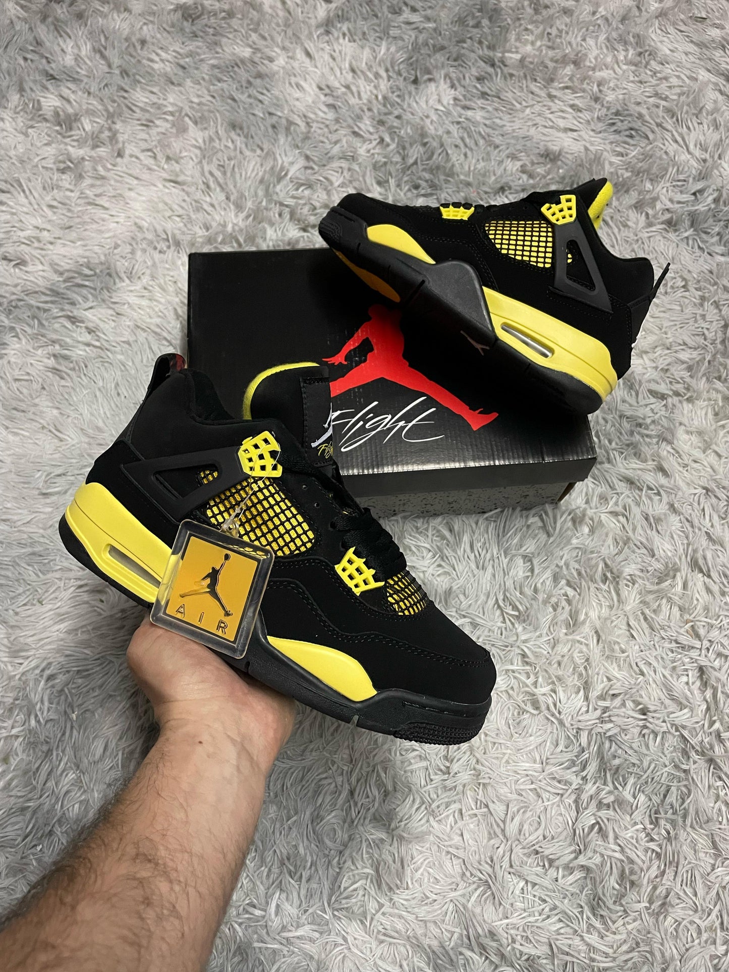 JORDAN 4 NEGRAS DETALLES AMARILLOS LOGO BLANCO