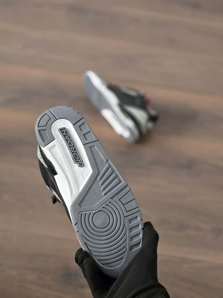 Jordan 3 negra logo rojo