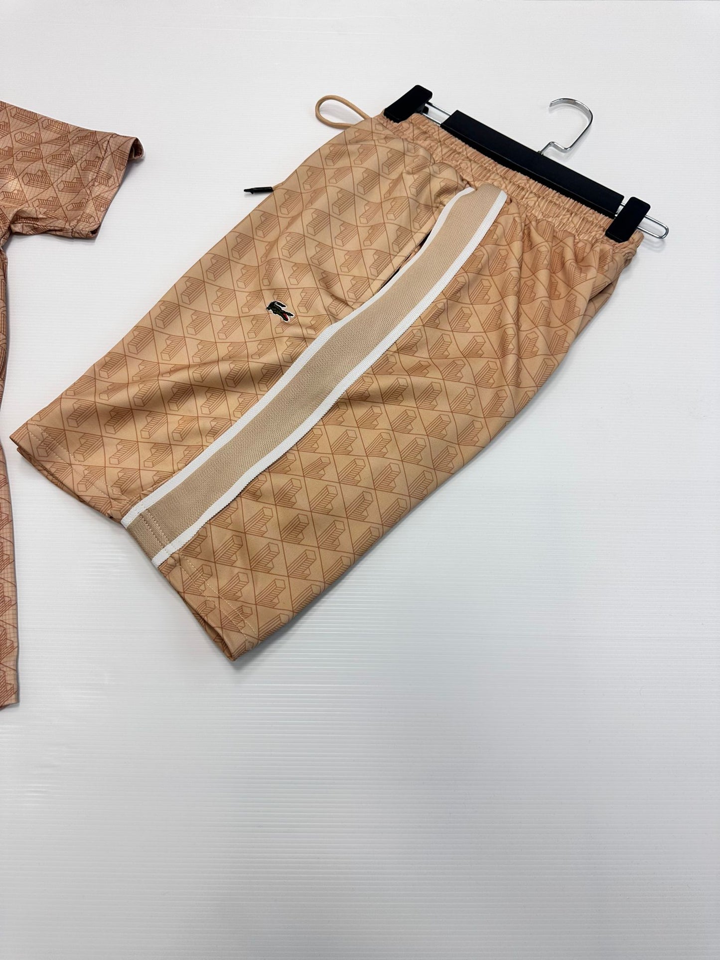 Conjunto lacoste marron claro logo verde