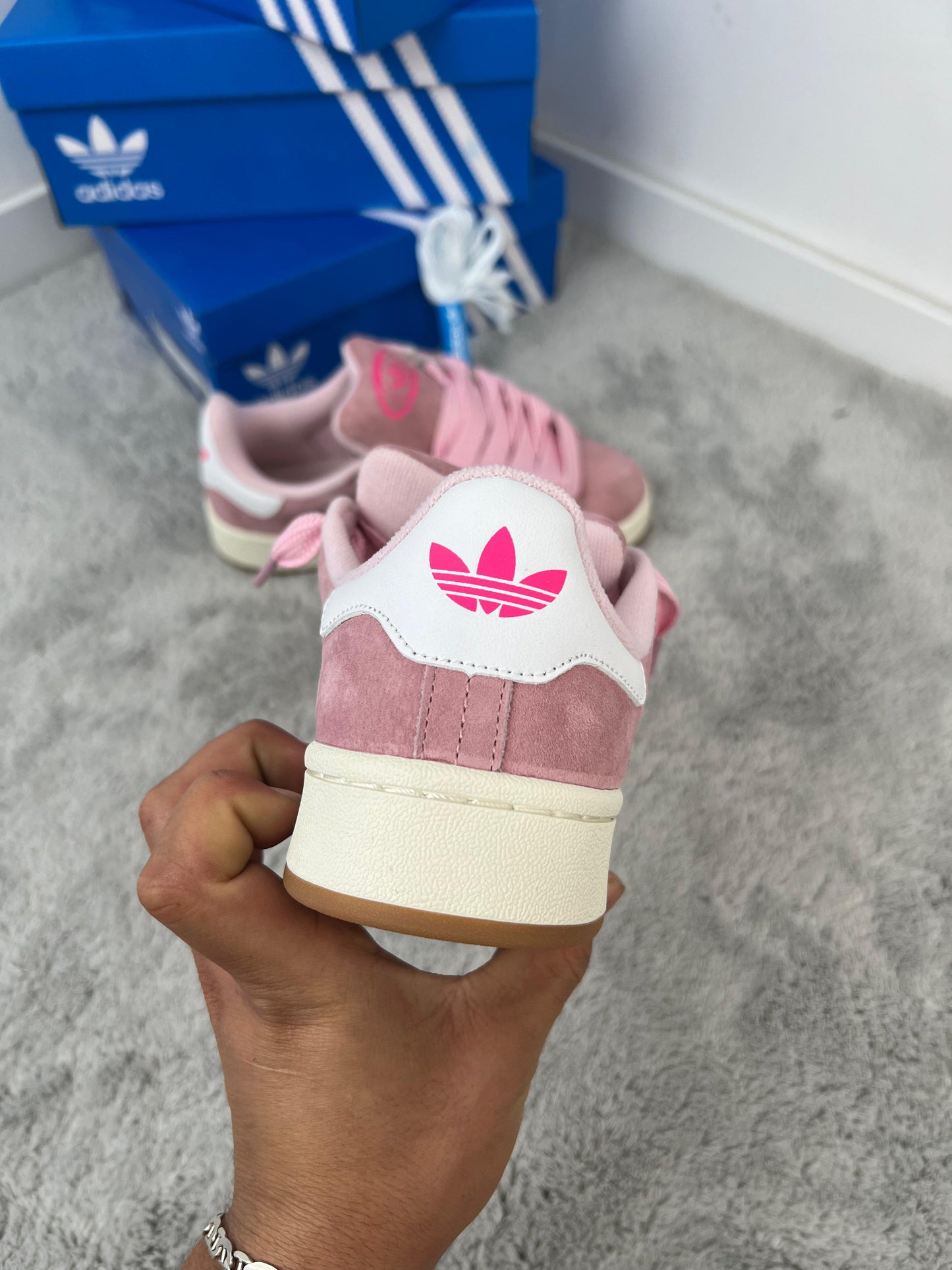 Adidas campus rosa logo blanco