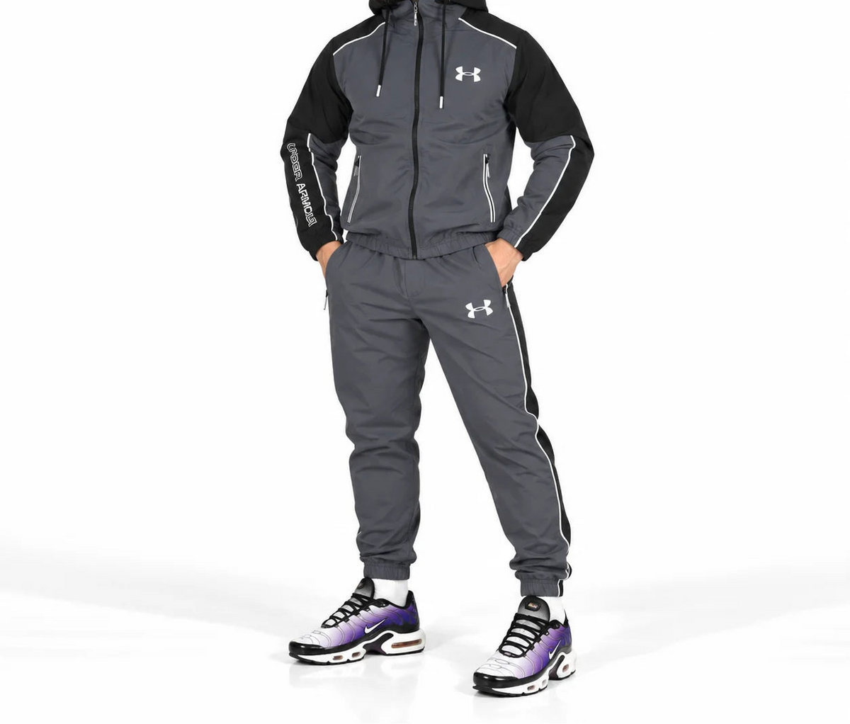 Chándal Under Armour gris logo blanco detalles negros