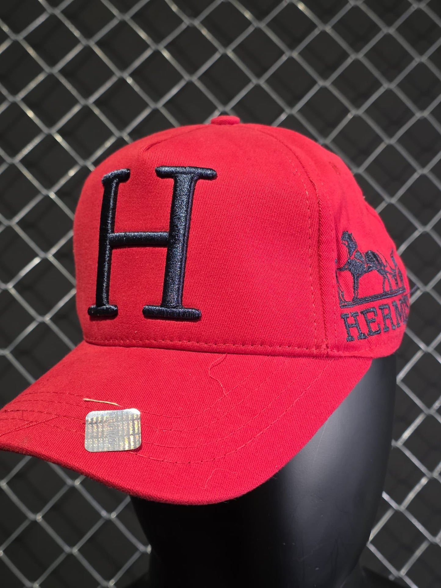 Gorra Carolina Herrera roja logo azul marino