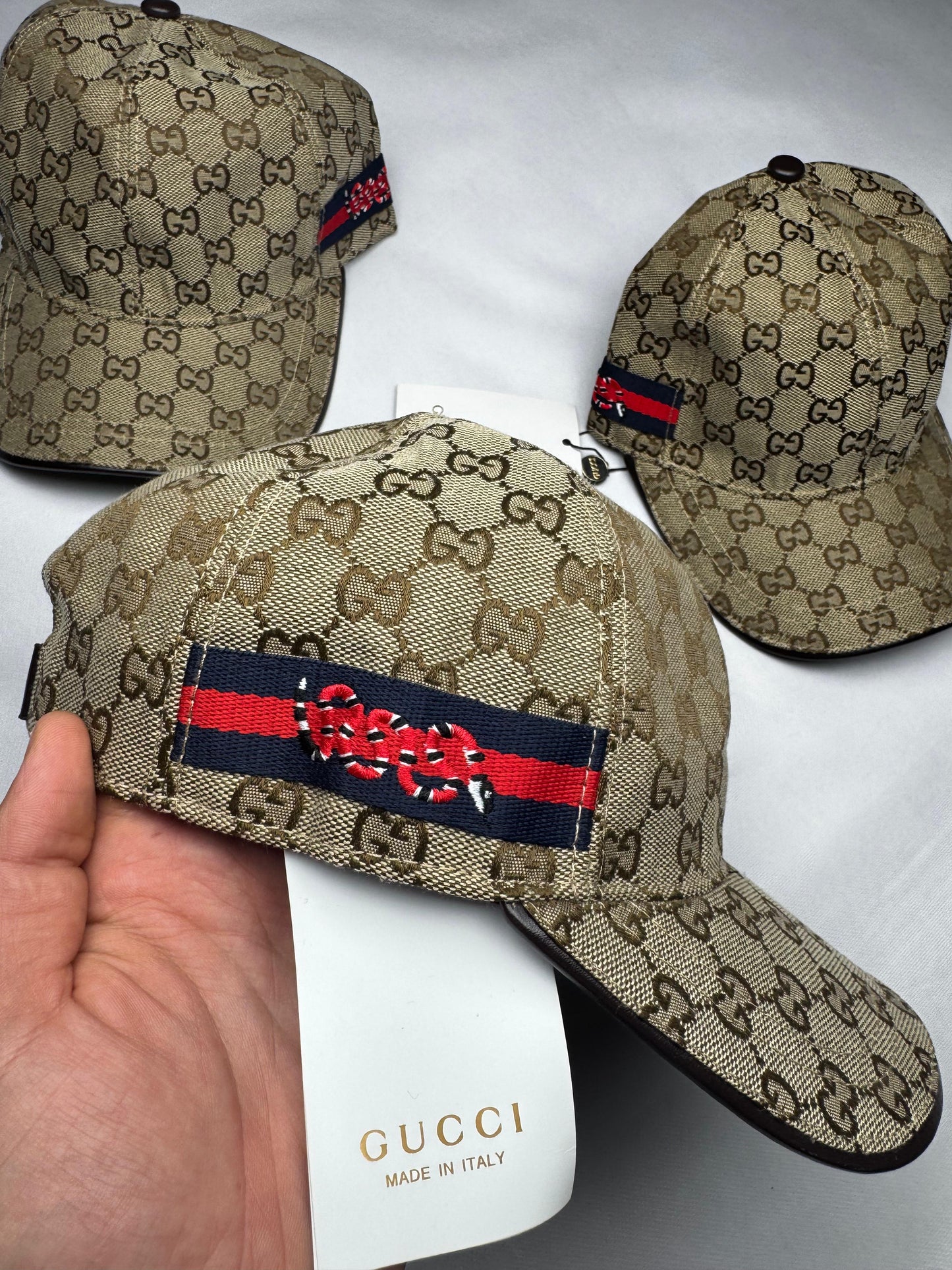 Gorra gucci marron logos marron detalles azules y rojo