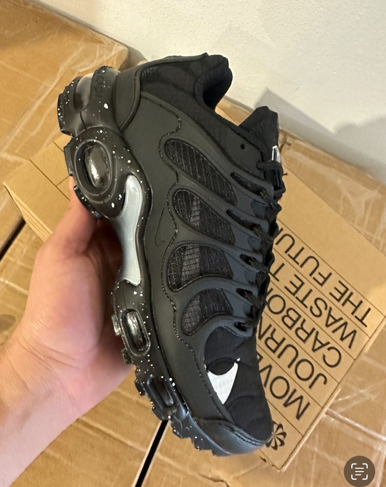 Nike ts negras logo blanco detalles grises