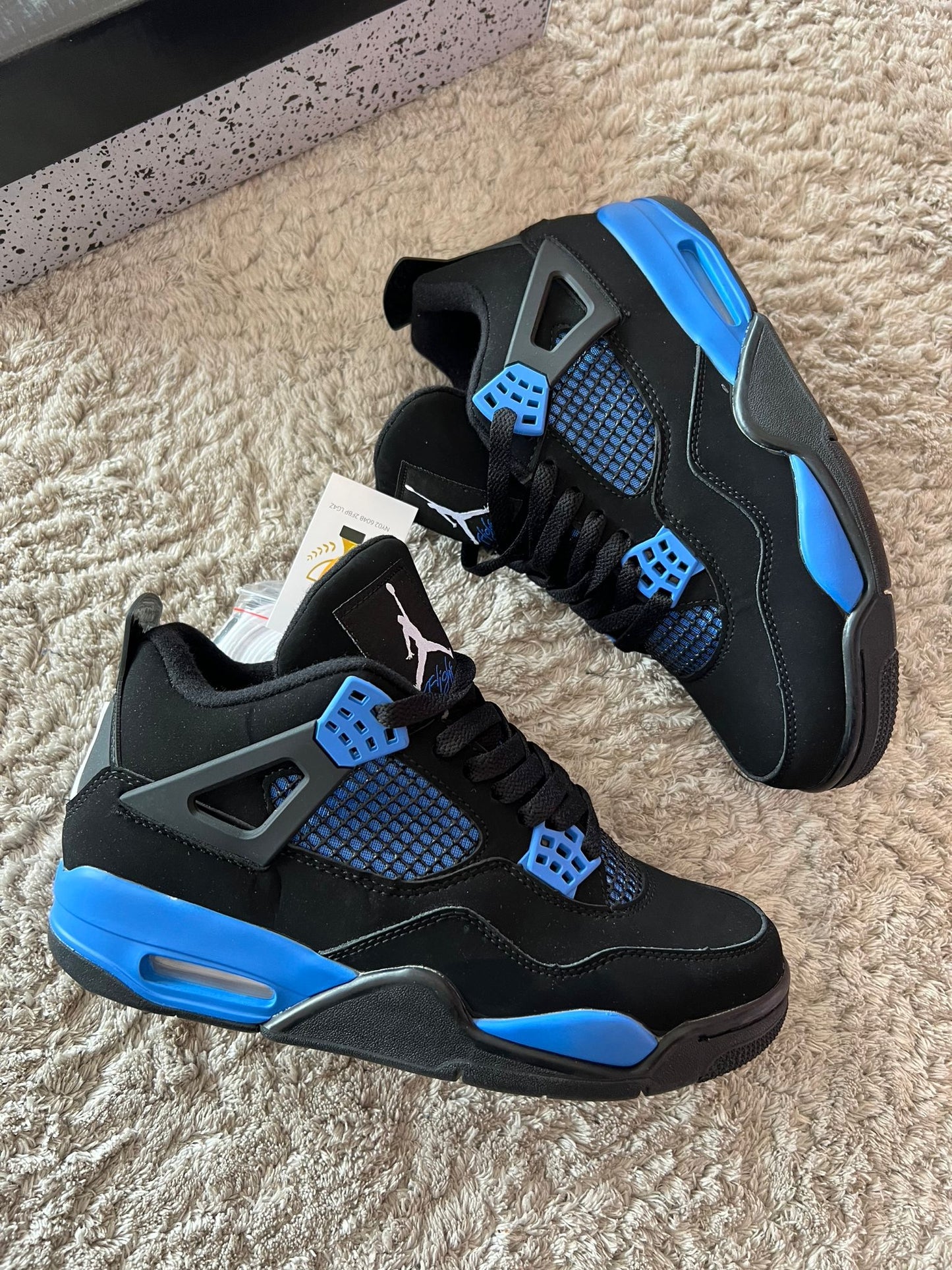 Jordan 4 negras y azules logo blanco