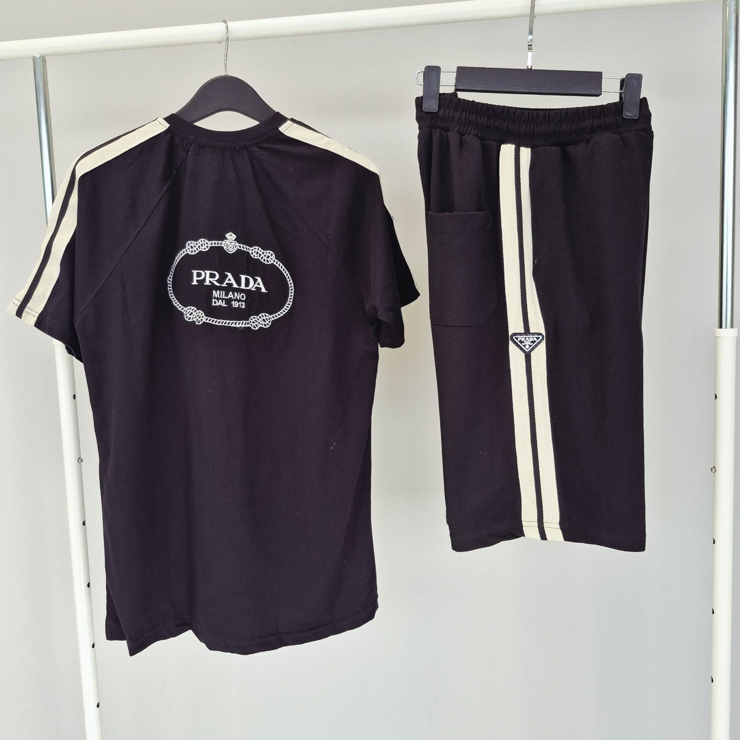 Conjunto prada negro logo blanco
