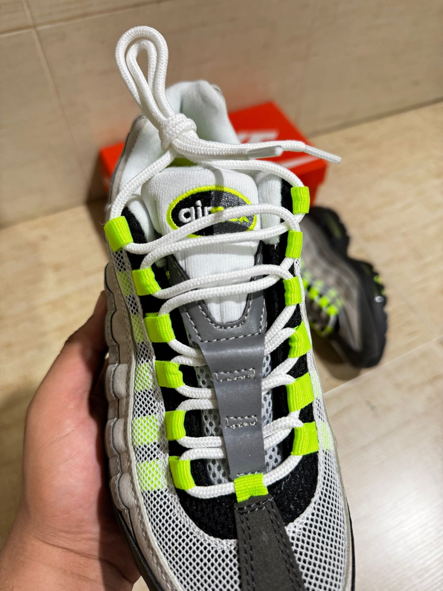 Air max 95 grises logo fluor