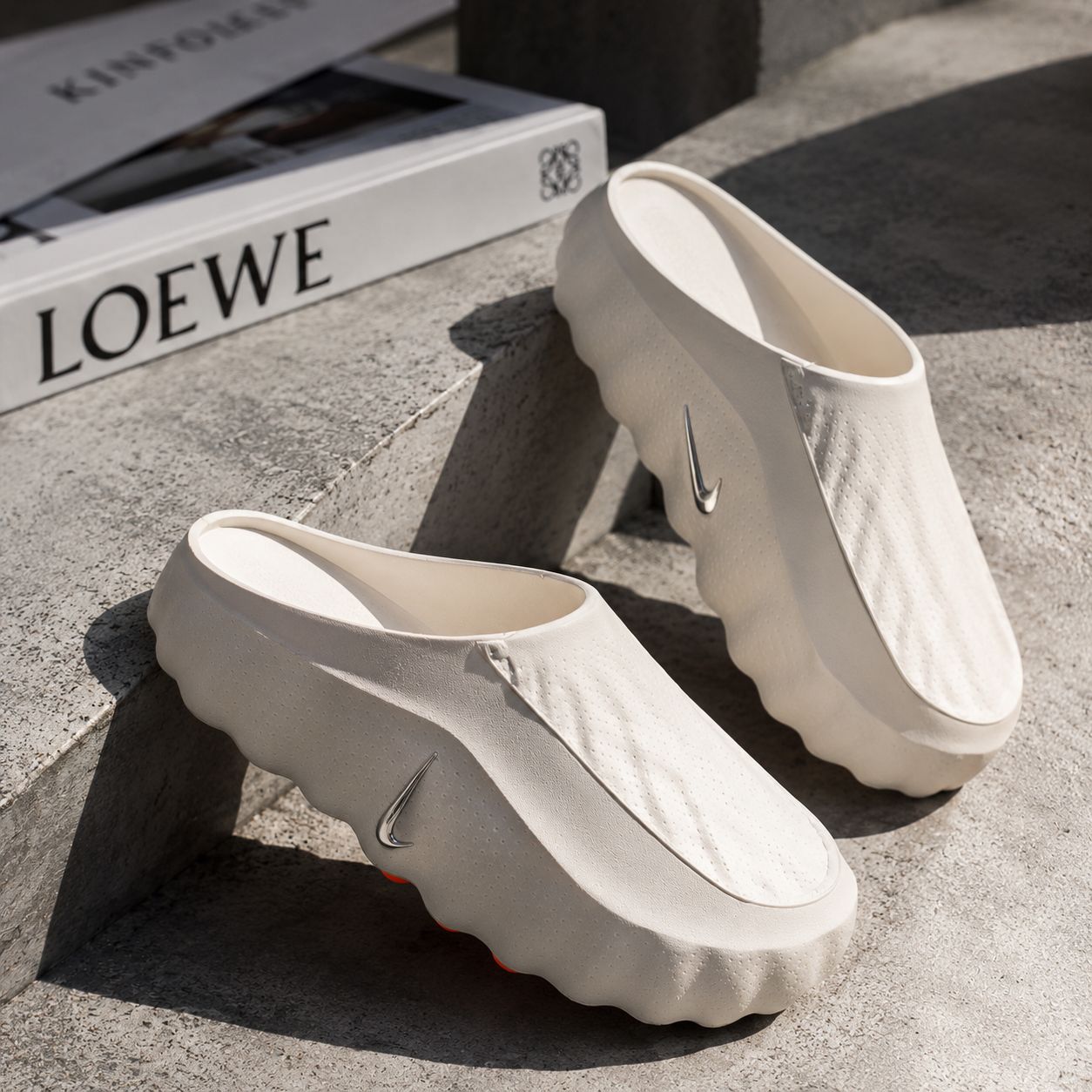 NIKE CALM MULE BEIGE LOGO PLATEADO