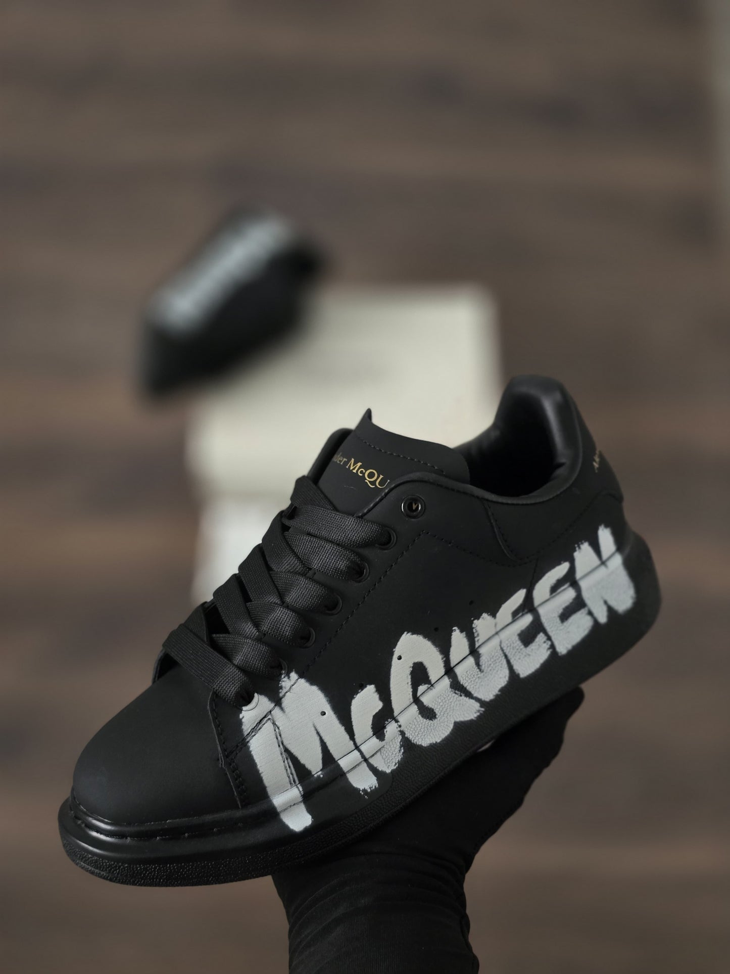 Alexander mcqueen negra letras laterales