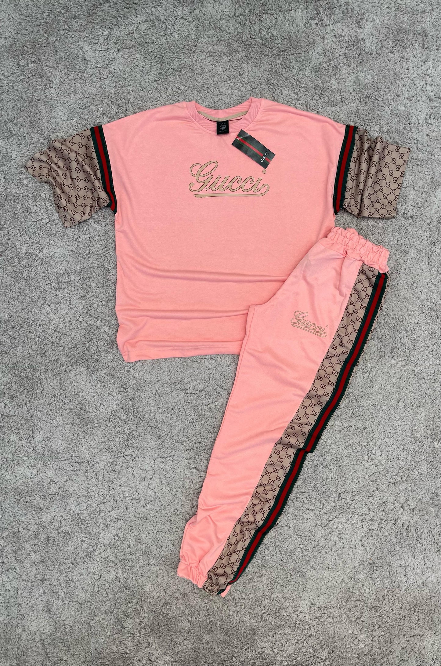 CONJUNTO GUCCI rosa logo dorado detalles rojos