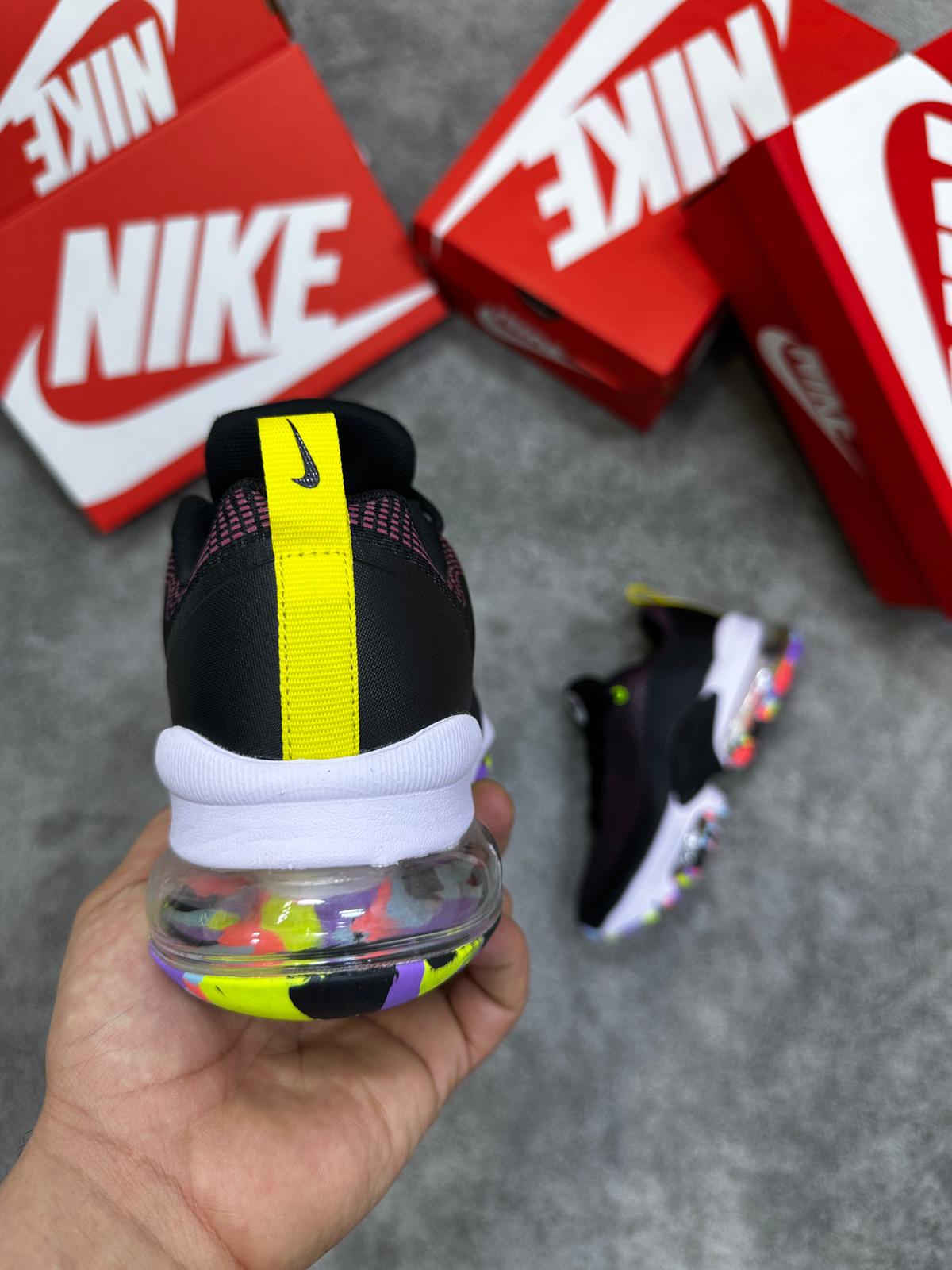 Nike Air Max 2090 negras detalles rosas logo amarillo