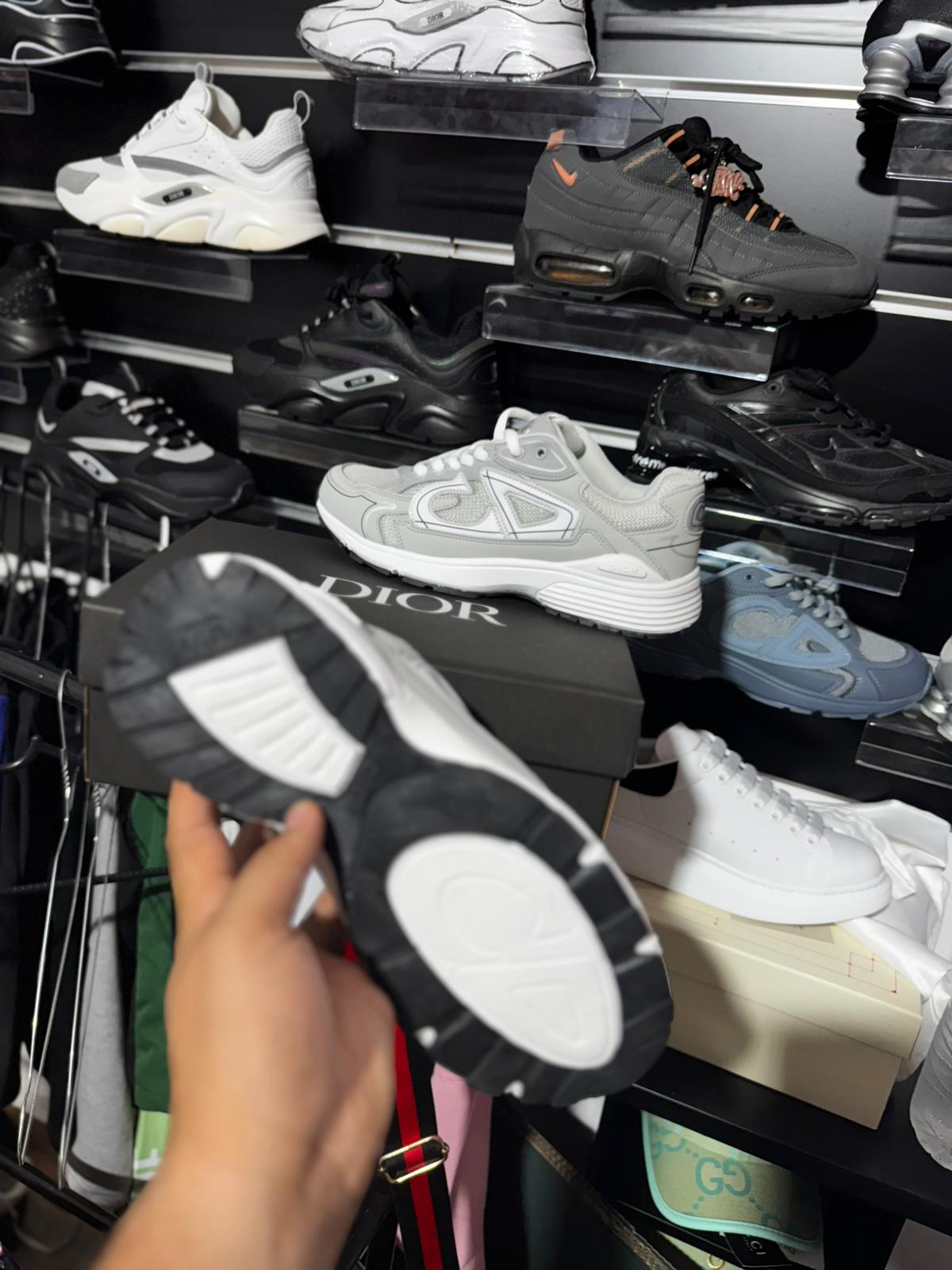 Dior b30 grises logo blanco contorno negro