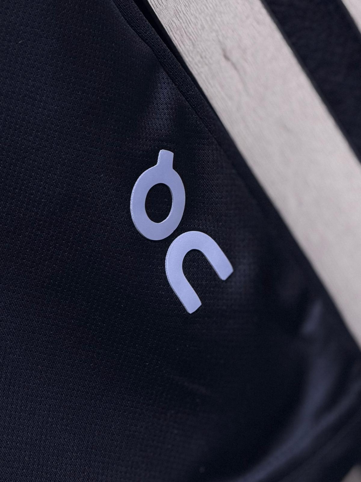 Conjunto corto on negro logo blanco