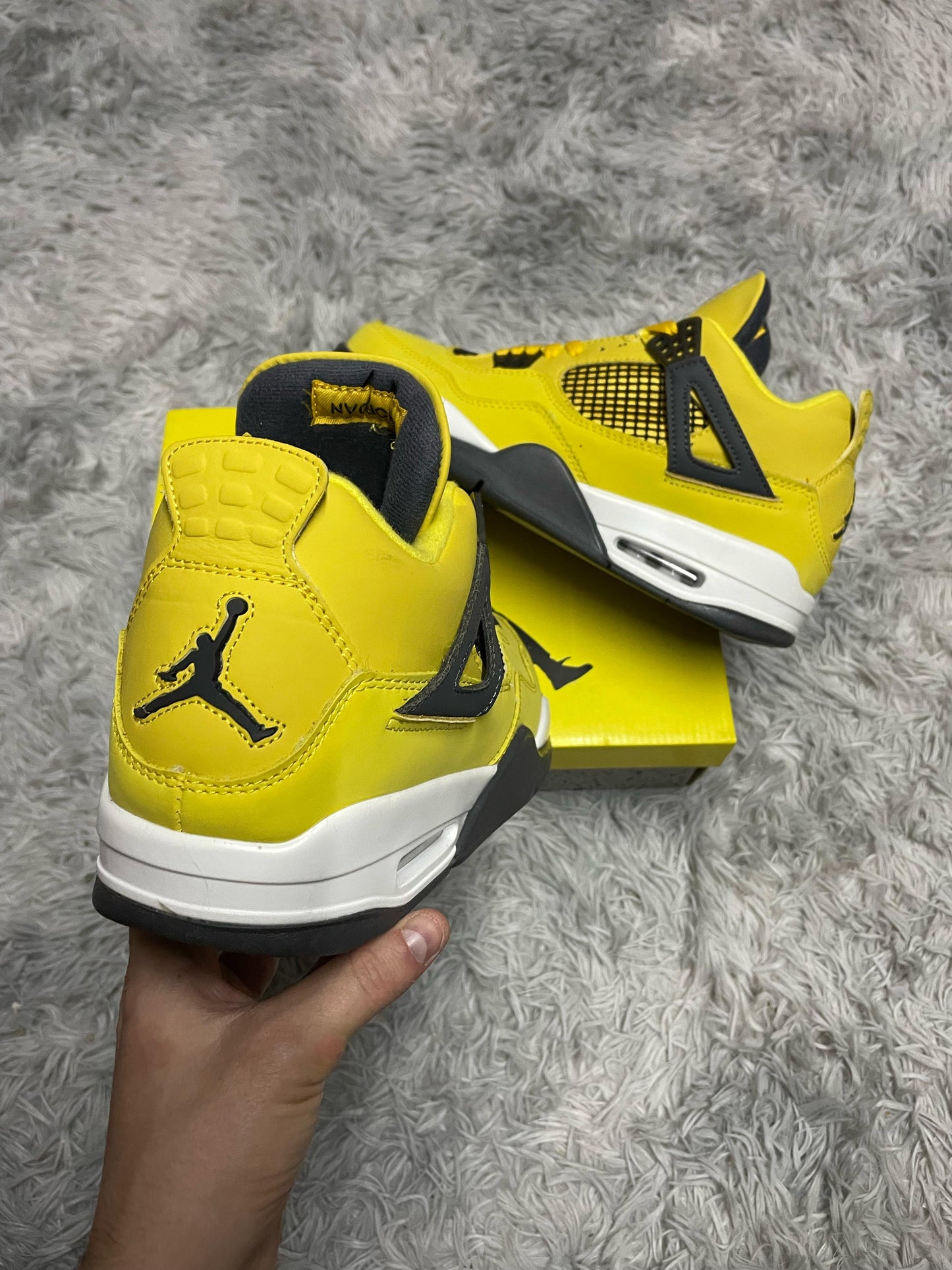 JORDAN 4 AMARILLAS DETALLES NEGROS LOGO BLANCO