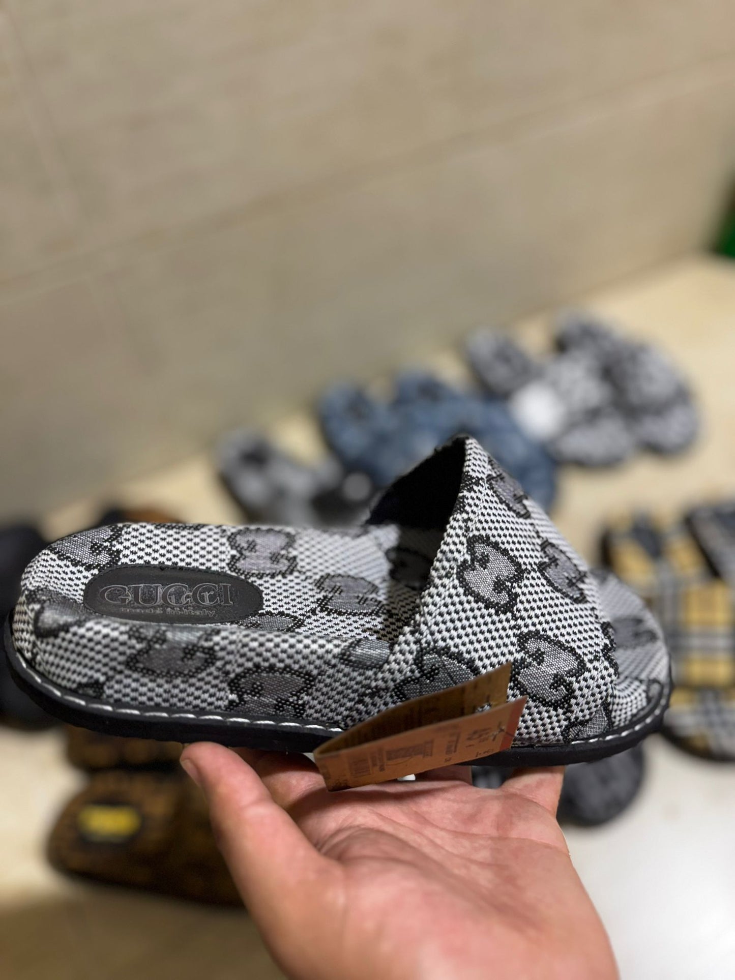 Chanclas Gucci gris logo negro
